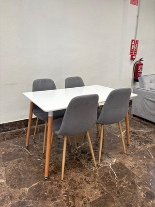 Tavolo da Pranzo Nuovo con Set di 4 Sedie Nordiche