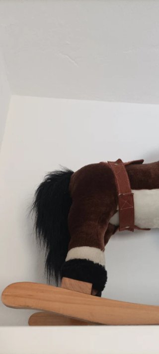 Caballo balancín de peluche marrón
