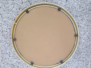 Espejo redondo beige/amarillo.