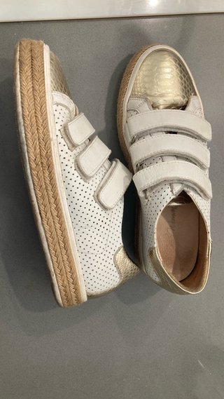 Zapatos de mujer beige y marrón