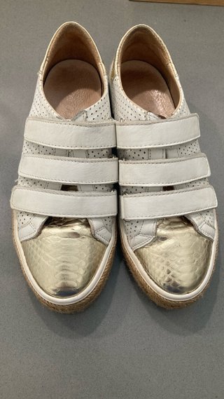 Zapatos de mujer beige y marrón