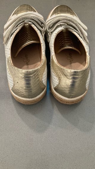 Zapatos de mujer beige y marrón