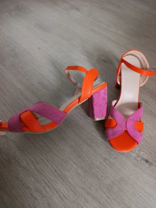 Sandalias elegantes tacón naranja y rosa