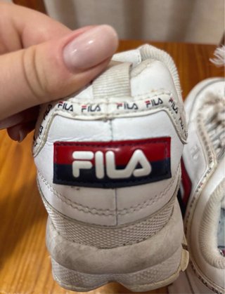 Zapatillas Fila Blancas y Rojas