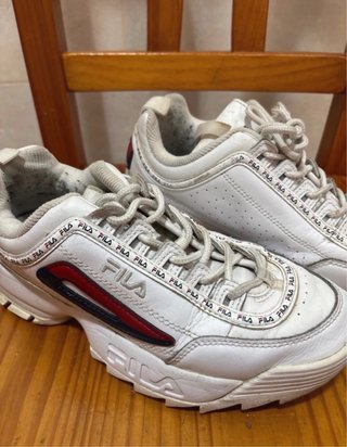 Zapatillas Fila Blancas y Rojas