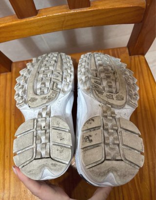 Zapatillas Fila Blancas y Rojas