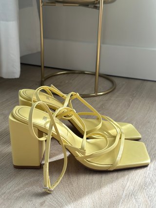 Sandalias Zara tacón tiras finas amarillas T.36