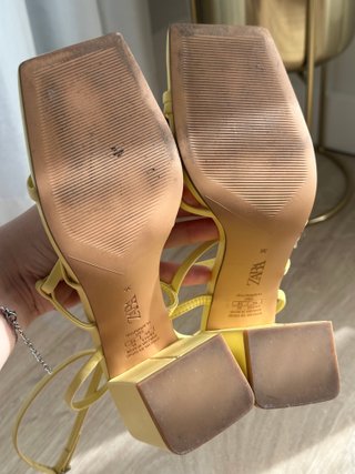 Sandalias Zara tacón tiras finas amarillas T.36
