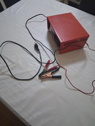 Cargador Baterías Titan 8 12V-4A