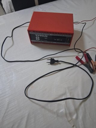 Cargador Baterías Titan 8 12V-4A