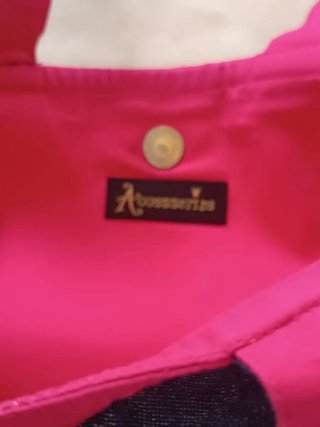 Bolso de mano azul y rosa