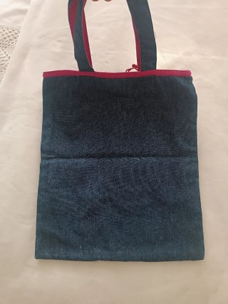 Bolso de mano azul y rosa