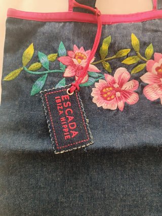 Bolso de mano azul y rosa