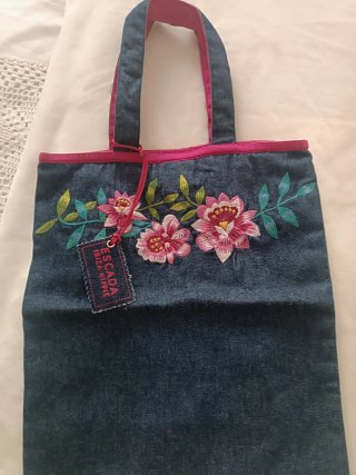 Bolso de mano azul y rosa