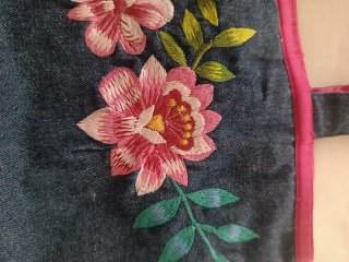 Bolso de mano azul y rosa