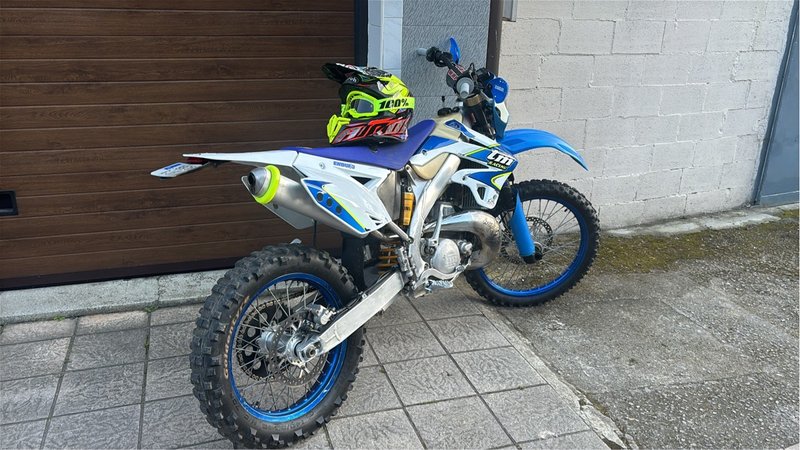 Moto TM 250 Enduro Azul y Blanca