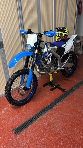 Moto TM 250 Enduro Azul y Blanca