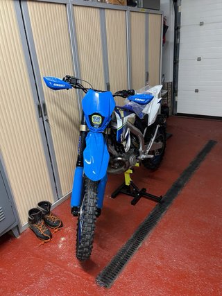 Moto TM 250 Enduro Azul y Blanca