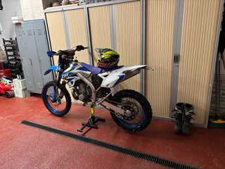 Moto TM 250 Enduro Azul y Blanca