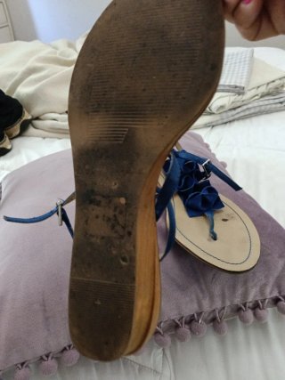 Sandalias planas azules y beige