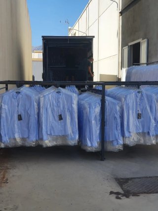 Barras y burros para transportar ropa colgada.