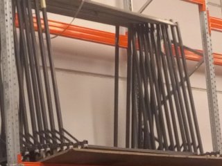 Barras y burros para transportar ropa colgada.