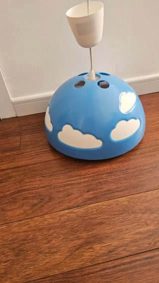 Lámpara infantil IKEA SKOJIG azul nube