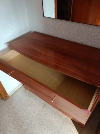 Cómoda de dormitorio con espejo a juego