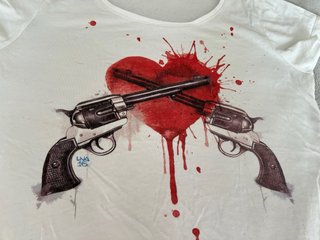 Camiseta con estampado de corazón y pistolas