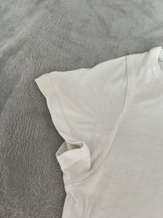 Camiseta con estampado de corazón y pistolas