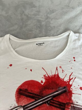 Camiseta con estampado de corazón y pistolas
