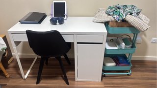 Escritorio blanco con cajones