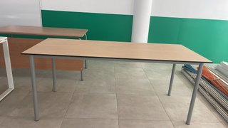 Mesa de madera con patas metálicas