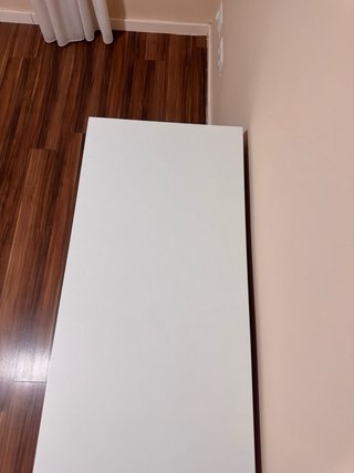 Cómoda blanca con tiradores de corcho