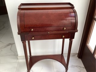 Escritorio antiguo de madera con tapa de piel