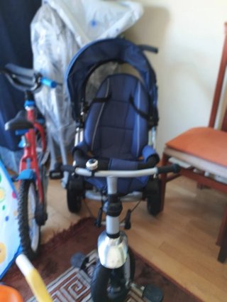 Bicicleta infantil roja y triciclo