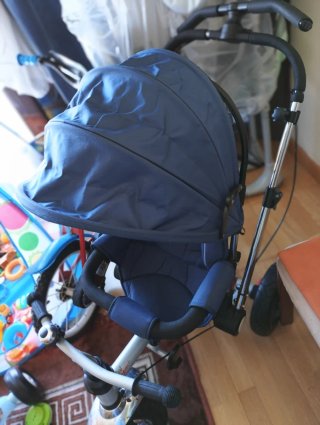 Bicicleta infantil roja y triciclo