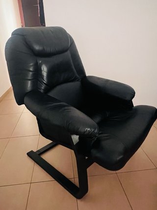 Sillón Orejero de Cuero Negro