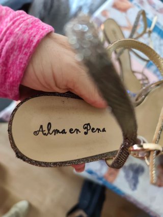 Sandalias Alma en Pena pedrería doradas
