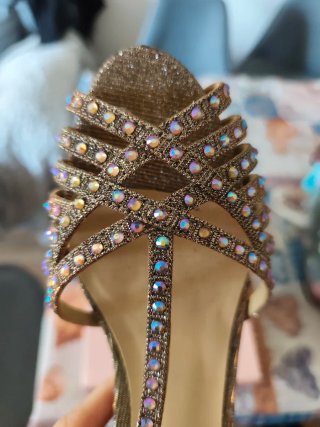 Sandalias Alma en Pena pedrería doradas