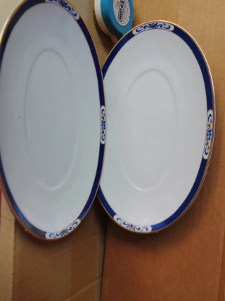 Vassoi in ceramica con bordo blu e dorato