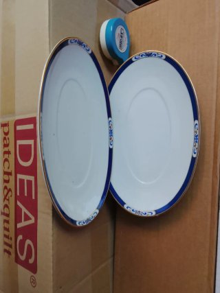 Vassoi in ceramica con bordo blu e dorato