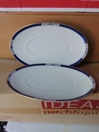 Vassoi in ceramica con bordo blu e dorato