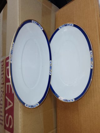Vassoi in ceramica con bordo blu e dorato