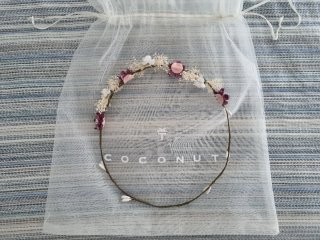 Vestido de comunión blanco con lazo morado.