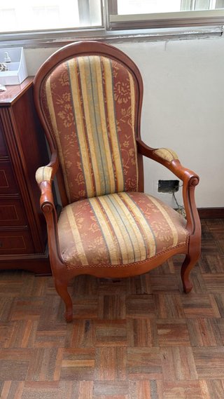 Sillón clásico tapizado