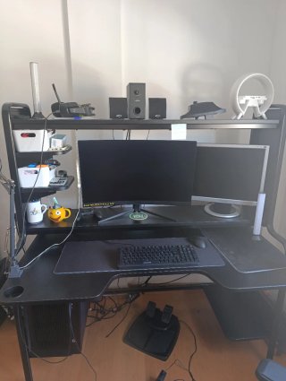 Mesa Gamer Negra con Estantería