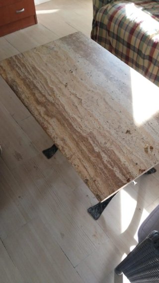 Tavolo in marmo con base in ferro battuto