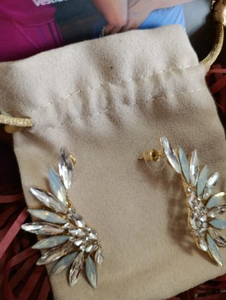 Pendientes alas brillantes dorados y blancos