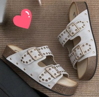 Sandalias blancas con hebillas doradas
